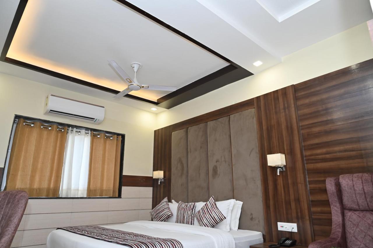 Hotel Vasdaa Grand Дехрадун Экстерьер фото