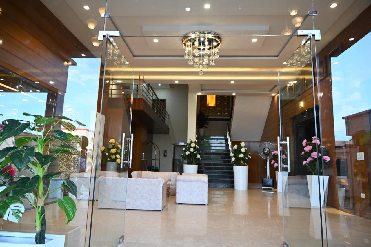 Hotel Vasdaa Grand Дехрадун Экстерьер фото