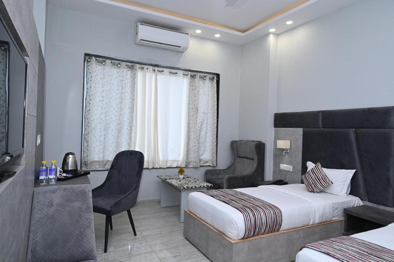 Hotel Vasdaa Grand Дехрадун Экстерьер фото
