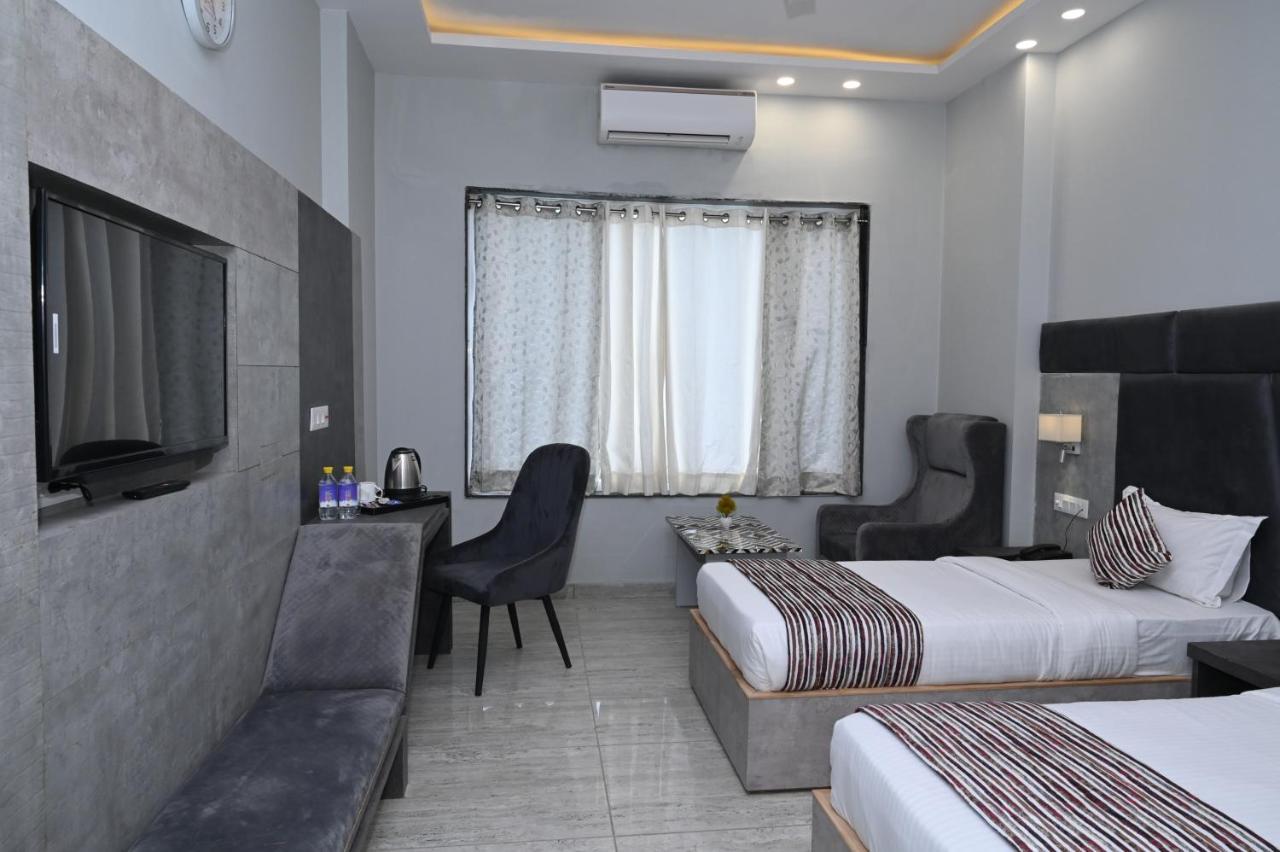 Hotel Vasdaa Grand Дехрадун Экстерьер фото
