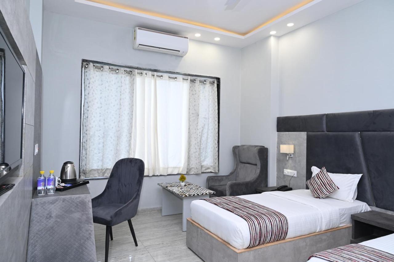 Hotel Vasdaa Grand Дехрадун Экстерьер фото