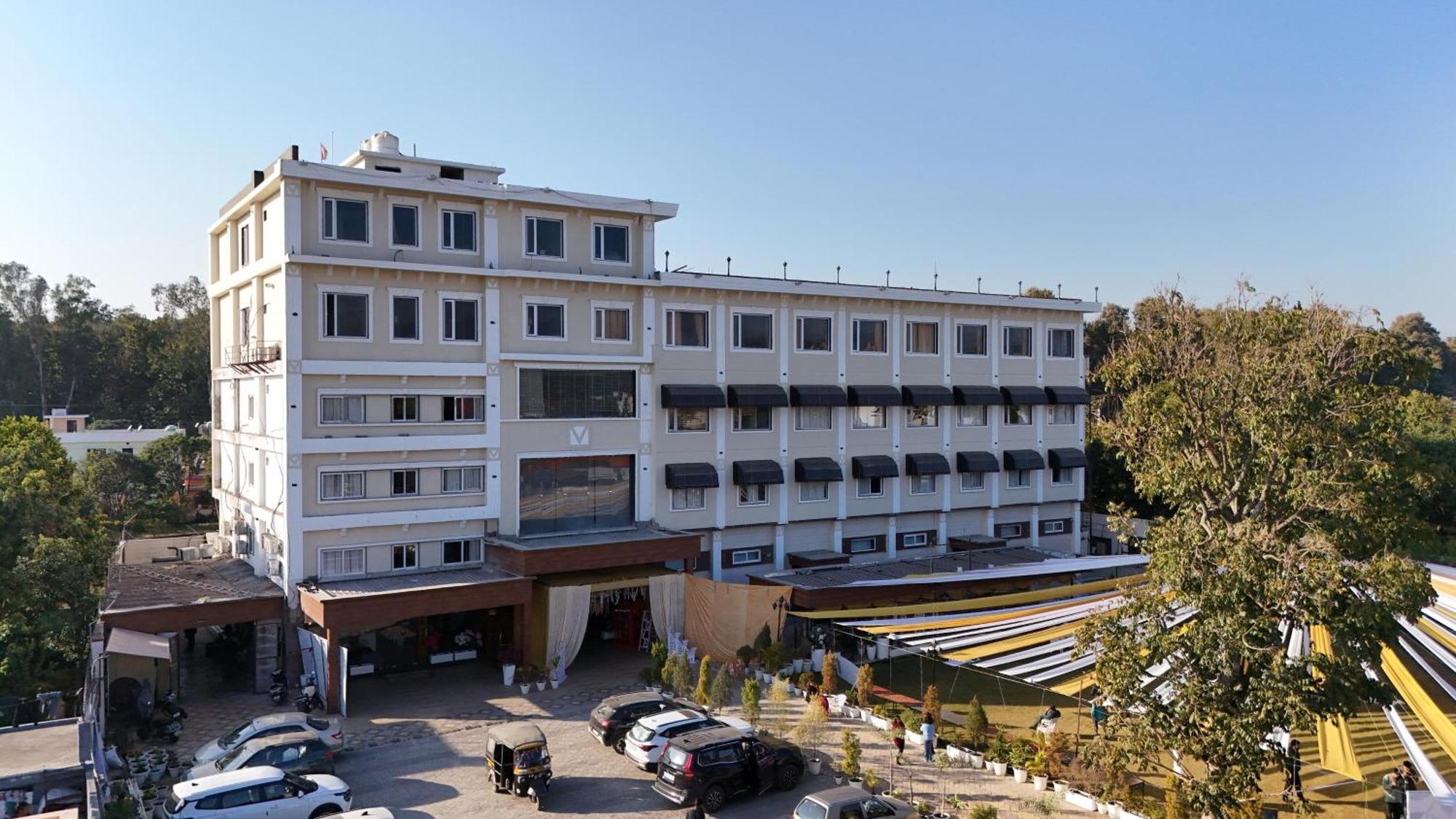 Hotel Vasdaa Grand Дехрадун Экстерьер фото